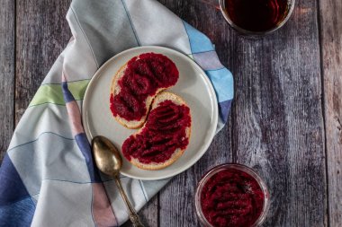 Doğal, ev yapımı pancar reçeli, vanilya ve şekerli sandviçler. Tekstil peçetesine. Sağlıklı yiyecekler, vejetaryenlik.