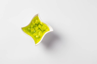 Beyaz arka planda bir kasede salatalık reçeli