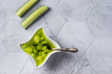 Bir kasede salatalık reçeli, hafif arka planda.