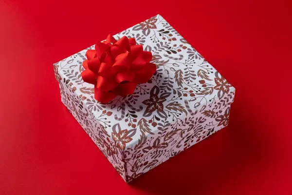 Kırmızı arka planda kırmızı kurdeleli hediye kutusu. Boşluğu kopyala — Stok fotoğraf