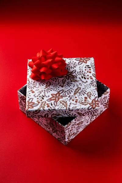 Kırmızı arka planda kırmızı kurdeleli hediye kutusu. Boşluğu kopyala — Stok fotoğraf