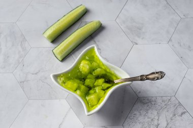 Bir kasede salatalık reçeli, hafif arka planda.