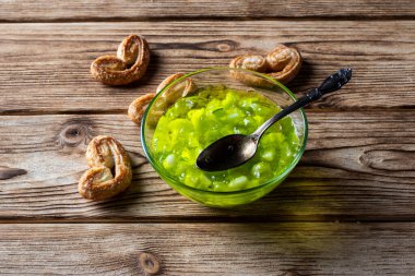 Salatalık reçeli ve ahşap bir arka planda kurabiyeler.