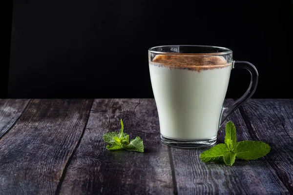 Kéfir en un vaso, bebida fermentada, leche agria, con canela —  Fotos de Stock