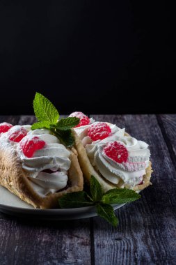 Havalı ahududulu kek, ahşap arka planda bir tabakta.