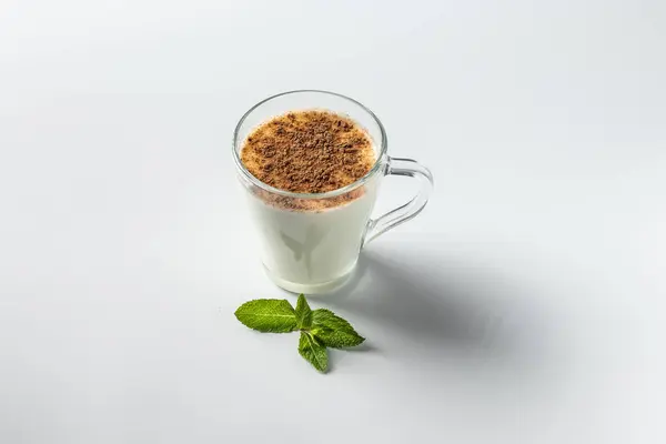 Kefir in een glas, gegiste drank, zure melk, met kaneel — Stockfoto