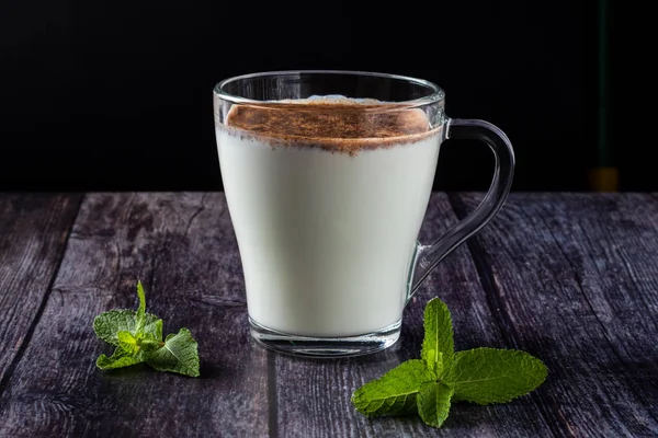 Kefir w szklance, napój fermentowany, kwaśne mleko, z cynamonem — Zdjęcie stockowe