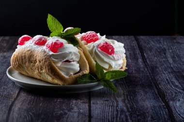 Havalı ahududulu kek, ahşap arka planda bir tabakta.