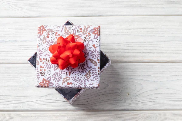 Κουτί δώρου διακοπών σε λευκό ξύλινο φόντο. με χριστουγεννιάτικες διακοσμήσεις — Φωτογραφία Αρχείου