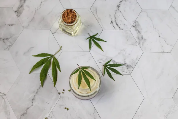 Crema di cannabis naturale, canapa, lozione idratante CBD. Prodotto cosmetico. Su uno sfondo chiaro — Foto Stock