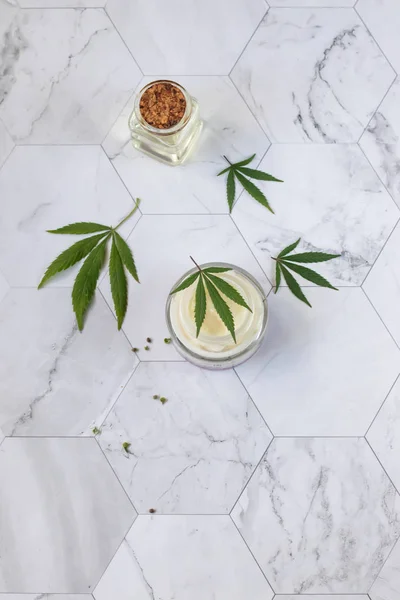 Crema di cannabis naturale, canapa, lozione idratante CBD. Prodotto cosmetico. Su uno sfondo chiaro — Foto Stock