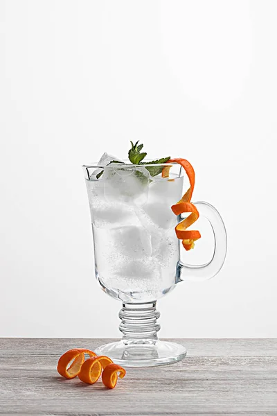 Transparante cocktail met ijs, verfrissend drankje. — Stockfoto
