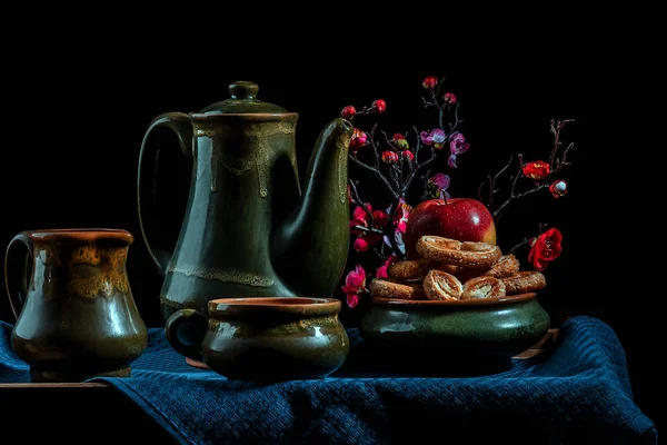 Stillleben, antike Keramik mit Blumen im Hintergrund — Stockfoto