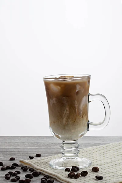 Kalter Kaffee mit Eis und Sahne, auf Holzgrund — Stockfoto