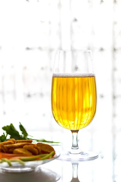 Vers bier in een glas op tafel, met crackers. Verticale oriëntatie — Stockfoto