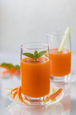 Kerevizli taze sıkılmış havuç suyu, dikey yönelim.