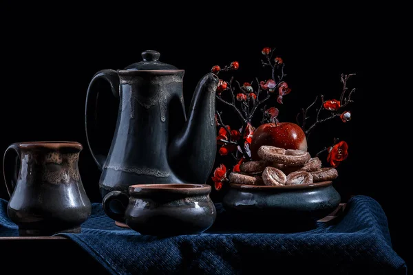Stillleben, antike Keramik mit Blumen im Hintergrund — Stockfoto