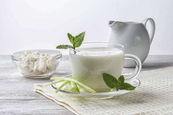 Турецкий напиток Айран или кефир, молочный напиток, молочнокислые бактерии
