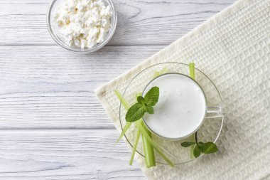 Airan veya kefir içeceği, mayalanmış süt içeceği, beyaz arka planda mayalanmış probiyotikler.