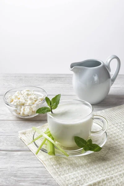 Versare kefir fatto in casa, yogurt con probiotici. Bevanda di latte acido freddo probiotico. Cibo e bevande alla moda . — Foto Stock