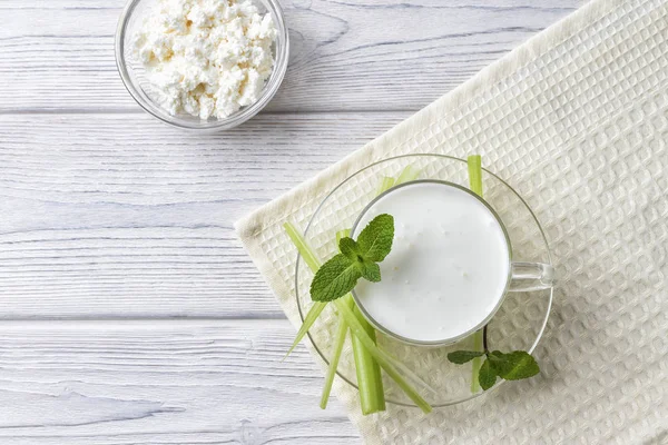 Bevanda ariana o kefir, bevanda a base di latte fermentato, probiotici fermentati su fondo bianco — Foto Stock