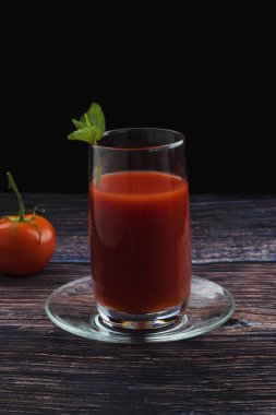 Ev yapımı vejetaryen domates suyu. Karanlık bir arka planda antioksidan içeceği