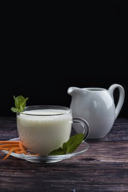 Türk içeceği Ayran veya kefir, mayalanmış süt içeceği, laktik asit bakterisi