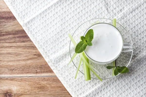 Verter kéfir casero, yogur con probióticos. Bebida de leche agria fría probiótica. Comida y bebidas de moda . — Foto de Stock