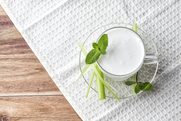 Bebida de aire o kéfir, bebida de leche fermentada, probióticos fermentados sobre un fondo blanco —  Fotos de Stock