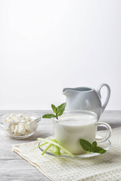 Айран или кефир, молочный напиток, бродильные пробиотики на белом фоне
