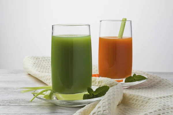 Homemade vegan green juice with vegetables, carrots, celery and herbs. Antioxidant drink — Stock Photo, Image