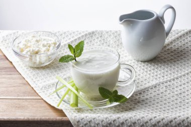 Airan veya kefir içeceği, mayalanmış süt içeceği, beyaz arka planda mayalanmış probiyotikler.