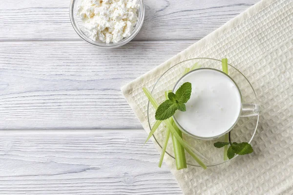 Verter kéfir casero, yogur con probióticos. Bebida de leche agria fría probiótica. Comida y bebidas de moda . — Foto de Stock