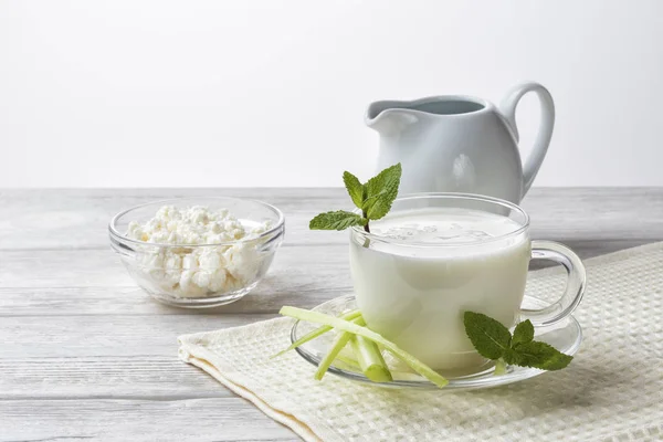 Bebida de aire o kéfir, bebida de leche fermentada, probióticos fermentados sobre un fondo blanco — Foto de Stock