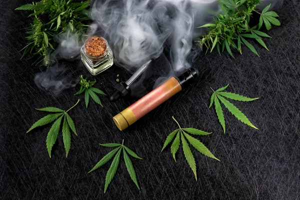 Vape Cbd 또는 Thc, Vaping 마리화나 및 대마. 어두운 배경에 대해. 증기구름. 수평 방향 — 스톡 사진