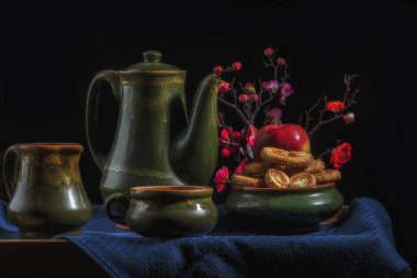 Hayat, arka planda çiçekler olan antika çömlekler.