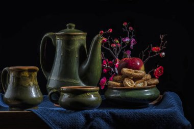 Hayat, arka planda çiçekler olan antika çömlekler.