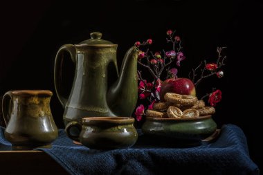 Hayat, arka planda çiçekler olan antika çömlekler.