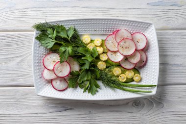 Turplu sebze salatası, mini mısır, salatalık ve otlar. Vejetaryen yemeği, diyet, fitness