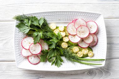 Turplu sebze salatası, mini mısır, salatalık ve otlar. Diyet sağlıklı yemek, fitness