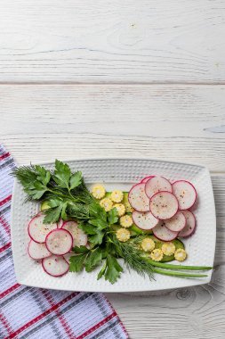 Turplu sebze salatası, mini mısır, salatalık ve otlar. Vejetaryen yemeği, diyet, fitness