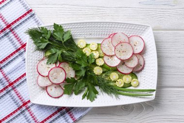 Turplu sebze salatası, mini mısır, salatalık ve otlar. Vejetaryen yemeği, diyet, fitness