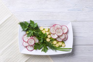 Turplu sebze salatası, mini mısır, salatalık ve otlar. Diyet sağlıklı yemek, fitness