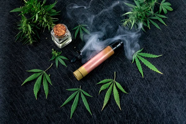 Flytande för Vape Cbd eller Thc, Vaping Marijuana och Cannabis. Tjock ånga. Stockbild