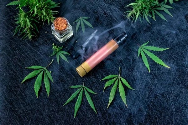 Líquido para Vape CBD o THC, Vaping Marijuana y Cannabis Leaves. Inhala el vapor —  Fotos de Stock