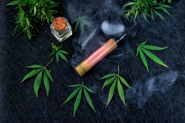 대마초 액체. Vape Cbd 또는 Thc, Vaping 마리화나 및 대마. 어두운 배경에 대해. 두꺼운 증기. 수평 방향 — 스톡 사진