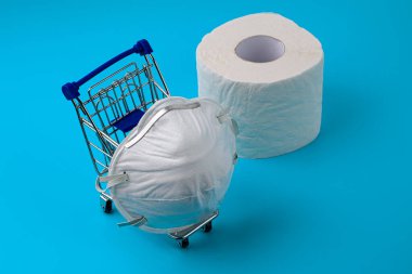 Tıbbi maske izolasyonu. Solunum yollarının virüslere, gribe ve koronavirüse karşı korunması. COVID-19. Alışveriş konsepti, tuvalet kağıdı.