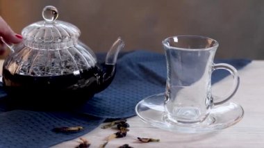 Klitorya çiçeklerinden alınmış mavi bezelye çayı. Kilo kaybetmeye teşvik eden egzotik mavi çay. Sağlık ve Detox.