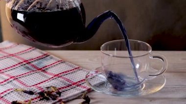 Klitorya çiçeklerinden alınmış mavi bezelye çayı. Bir bardağa doldur. Kilo kaybetmeye teşvik eden egzotik mavi çay. Sağlık ve Detox.