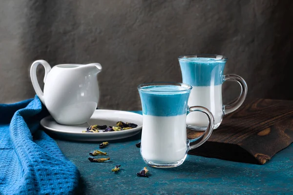 Latte Matcha Dalgona. Leche fresca caliente con flores de guisante azul —  Fotos de Stock